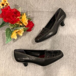 NWT - Aerosoles Black Leather Heeled Loafers with Cross-Strap Front Vamps